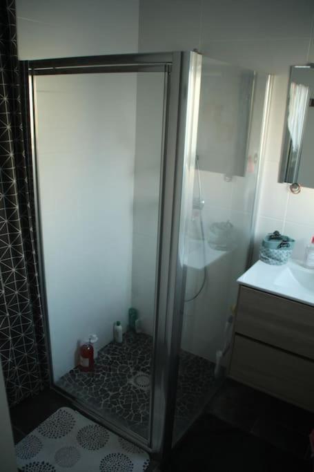 איזין Jolie Chambre Dans Quartier Calme מראה חיצוני תמונה